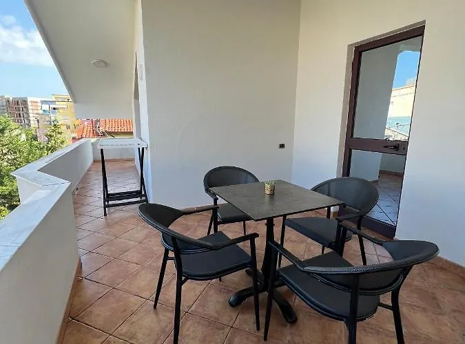 Sokoli, Enjoy Sunset At This Spacious Apartment
