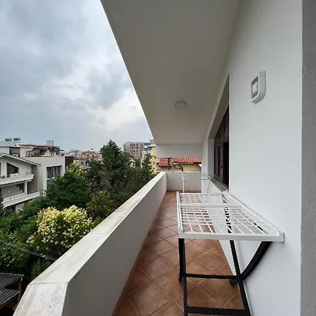 Sokoli, Enjoy Sunset At This Spacious Apartment