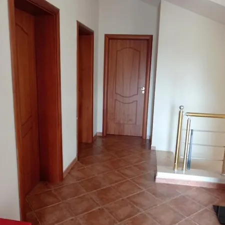 Apartment Sokoli, Enjoy Sunset At This Spacious Tirana